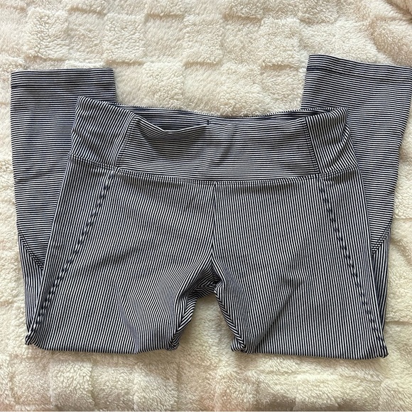 Lorna Jane • Striped Capri Leggings - Picture 2 of 7